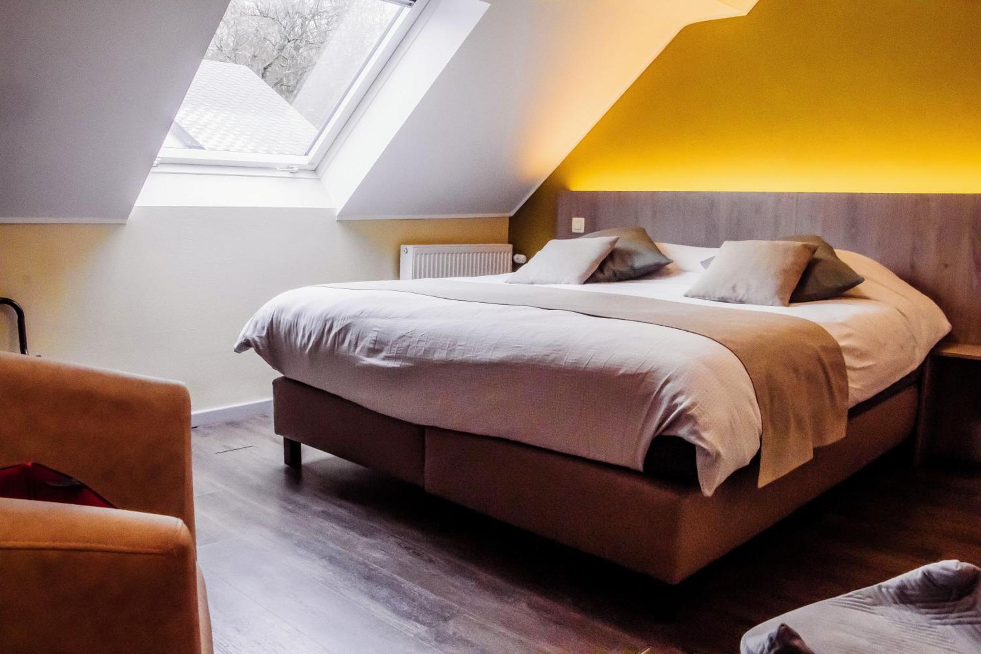 Hotel Des Postes Houffalize Bagian luar foto