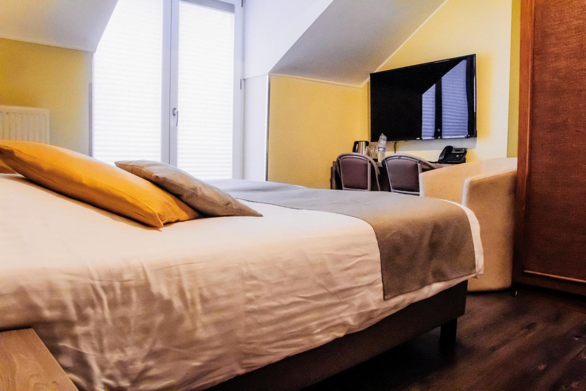 Hotel Des Postes Houffalize Bagian luar foto